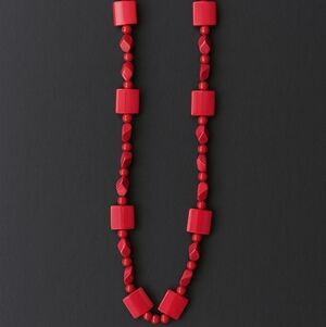 Vintage-Style Red Geometric Bead Necklace – Retro Chunky Statement Jewelry